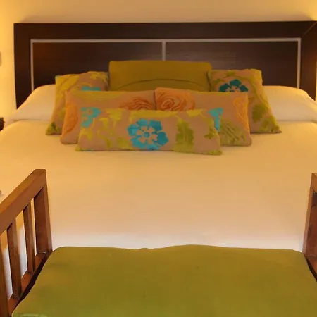 Petit Hotel Rural Els Pampols